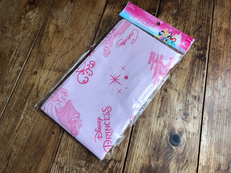 ダイソーの「テーブルクロス（ディズニープリンセス）」