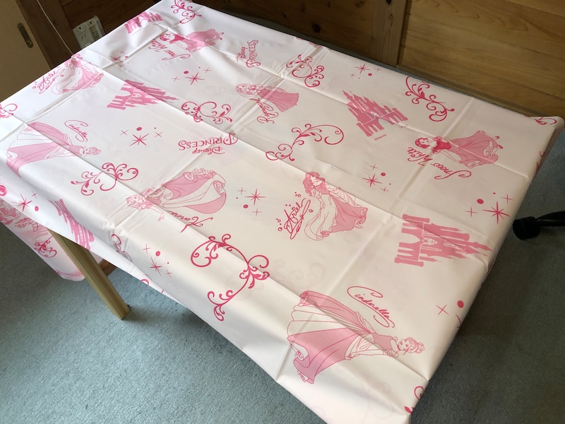 ダイソーの「テーブルクロス（ディズニープリンセス）」はプリンセスと一緒に食事ができる！