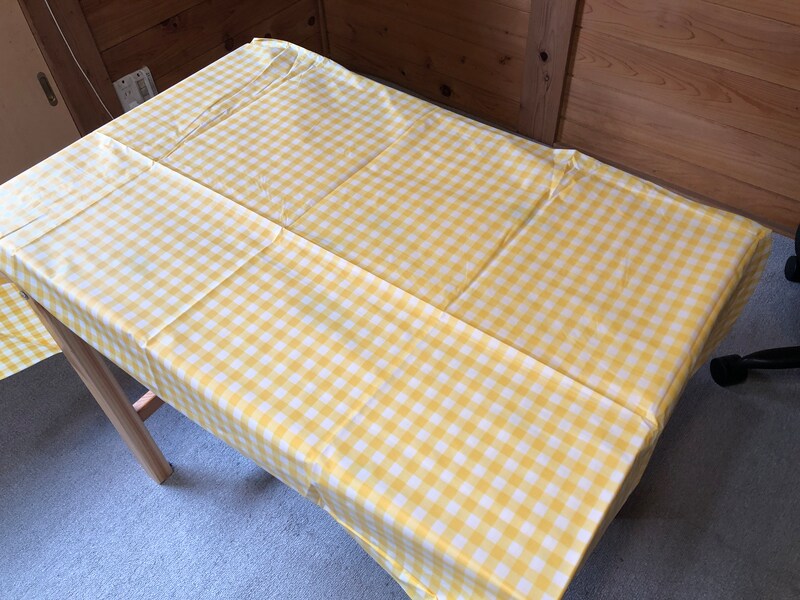 セリアの「テーブルクロス　ギンガムチェック柄」は優しい色合い