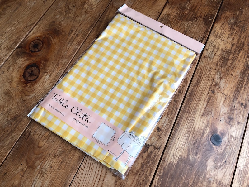 セリアの「テーブルクロス　ギンガムチェック柄」