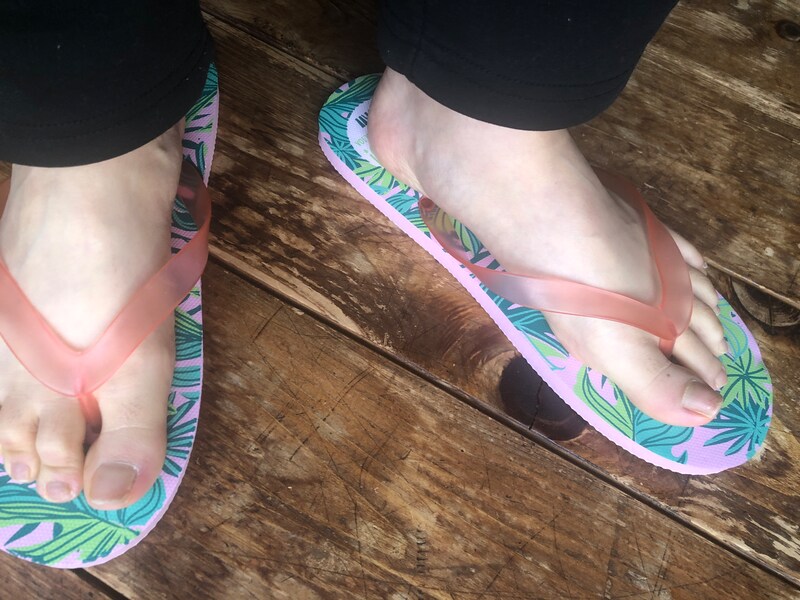 普段23cmの靴を履いている人がセリアの「ビーチサンダル L　トロピカルフルーツ」を着用