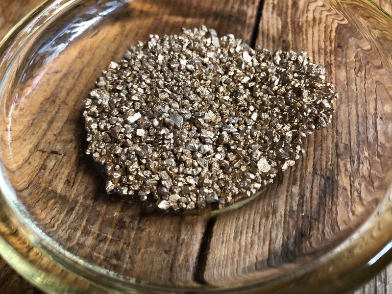 ダイソーの「お香立ての砂」は、砂利を利用している