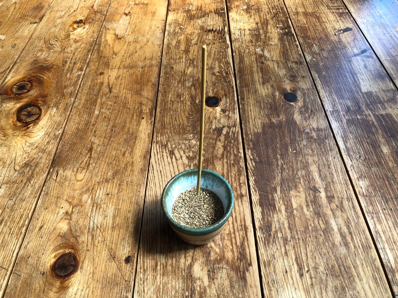 容器に「お香立ての砂」を入れて、お香を立てるだけ