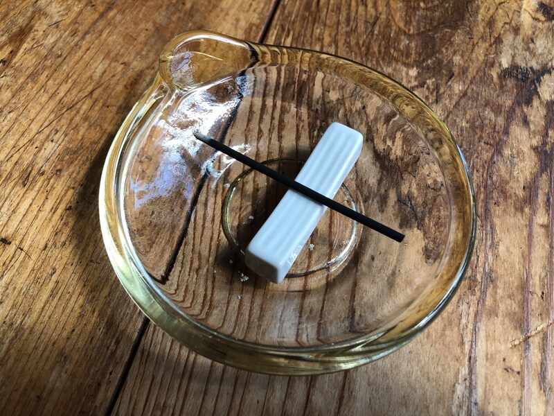 箸置きを活用して、お香立てにする