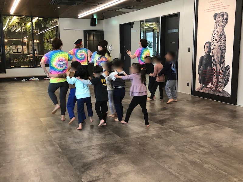 「slow／fast」聞き分けて動く電車ごっこの活動