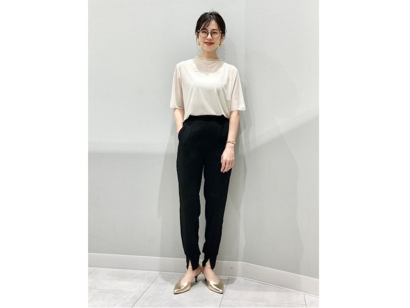 首もとのフリルがフェミニンなポイントに 出典:StyleHint