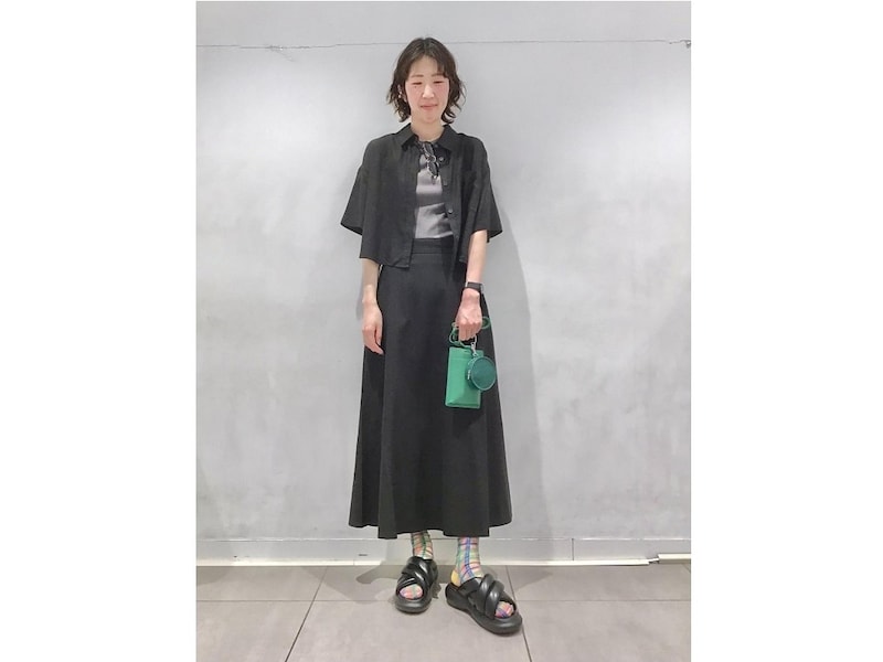 スカートとブラックで色を揃えて統一感を 出典:StyleHint