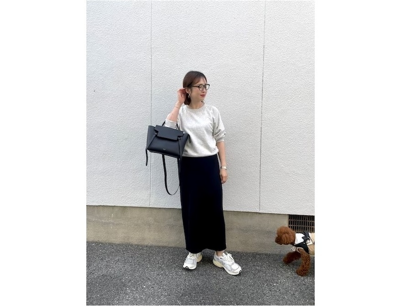 カジュアル見えしやすいスウェットはモノトーンでスタイリッシュに　出典：WEAR