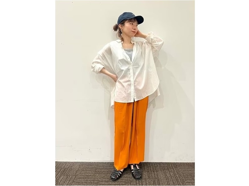 陽射しをカットしつつファッションのポイントにもなるキャップを取り入れて　出典：WEAR