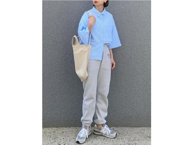 楽チンなスウェットパンツはシャツを合わせてシャープな印象に　出典：WEAR