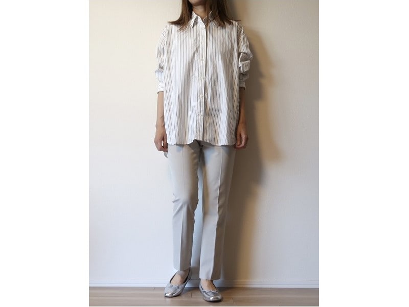 シルバーはライトグレーのような感覚で使うことができ、足もとのポイントにも