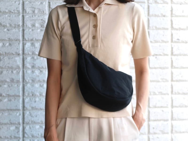ななめ掛けした時の収まりもよし。紐の長さも変えられます