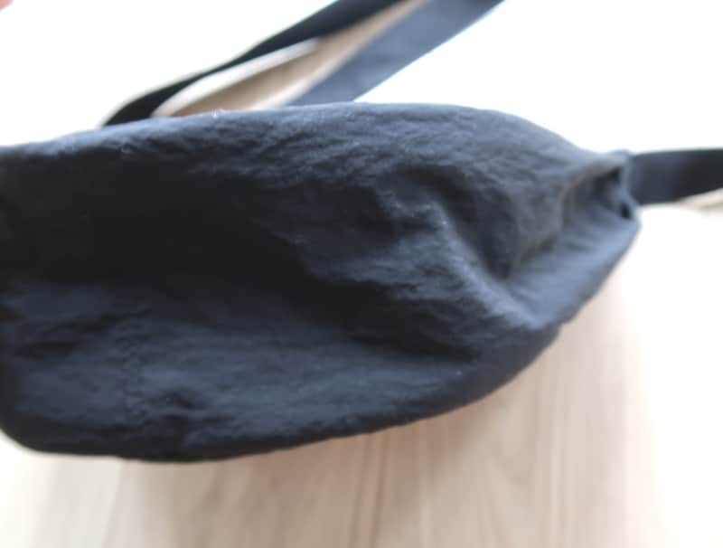 マチの幅が広く、物がたっぷり入れられます