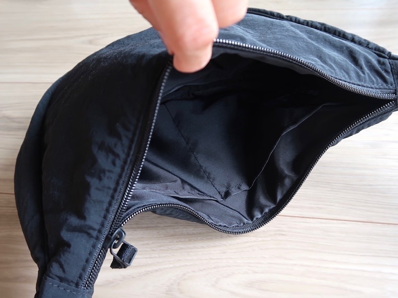 細かなアイテムを入れられるポケットがあるのも便利