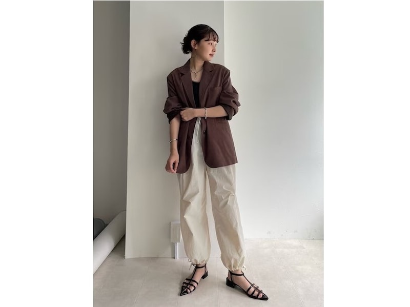 カジュアルでメンズライクなパラシュートパンツは白やベージュだとやわらかい印象に　出典：WEAR