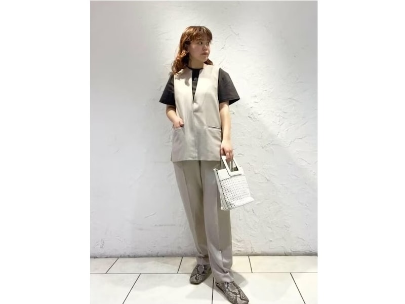 ベスト＆パンツのベージュのセットアップは着まわし度抜群　出典：WEAR