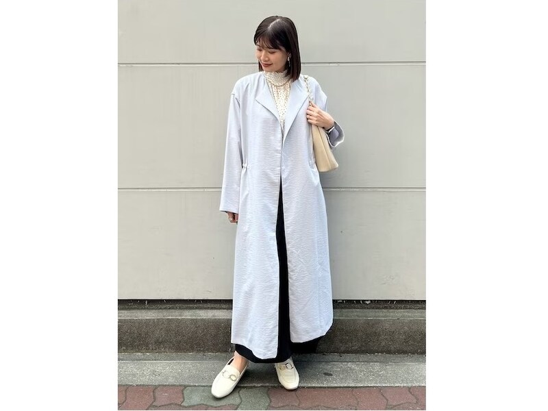 【OKコーデ】淡い色&ポリエステル系素材ならロング丈でも春にフィットします 出典:WEAR