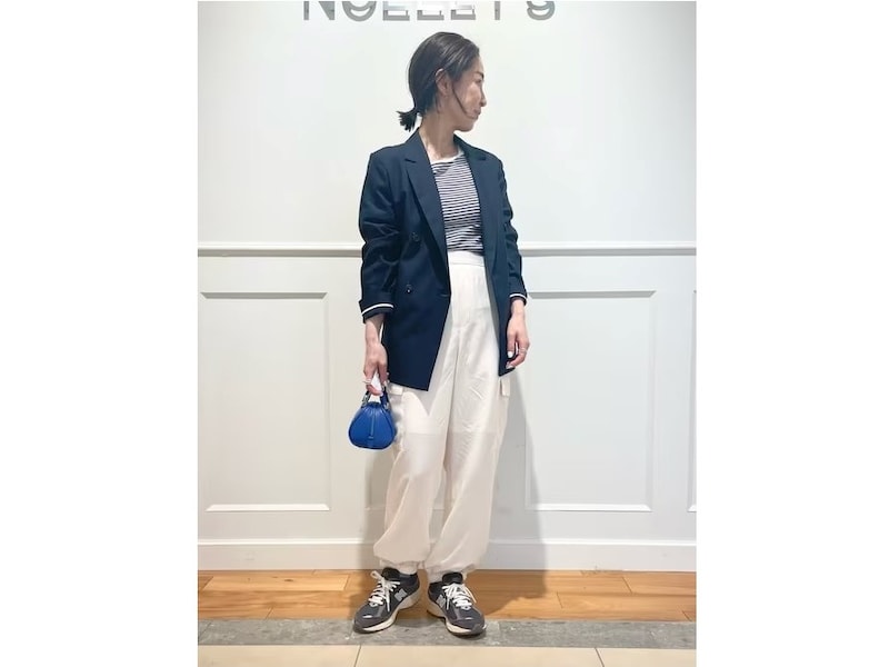【OKコーデ】カーゴパンツは清潔感のある白を選び、ジャケットで大人仕様に 出典:WEAR