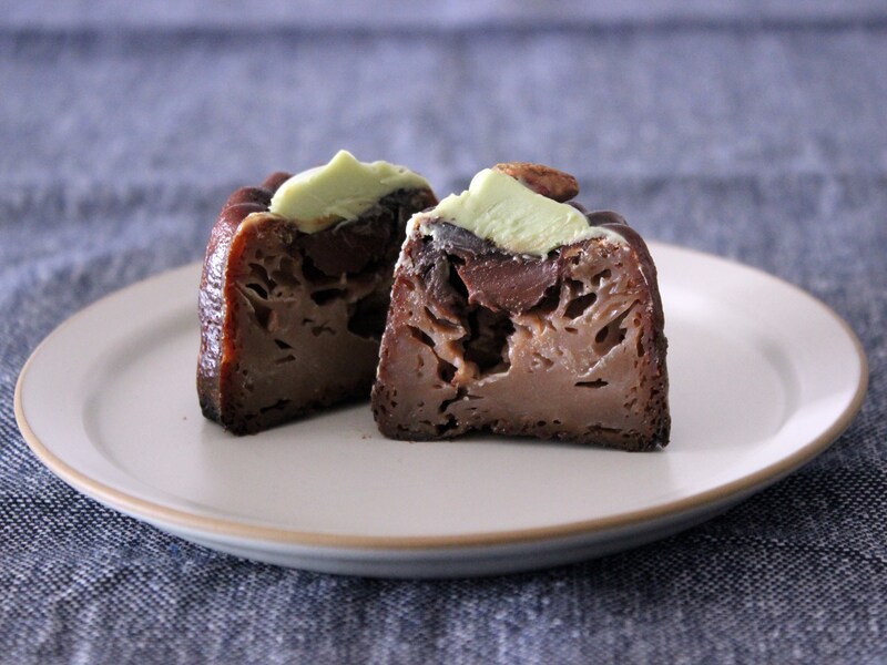 ローソン「プレミアム濃密カヌレ(ショコラ＆ピスタチオ)」