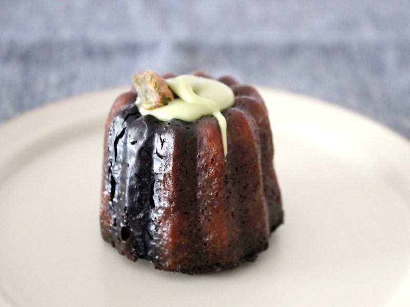 ローソン「プレミアム濃密カヌレ(ショコラ＆ピスタチオ)」