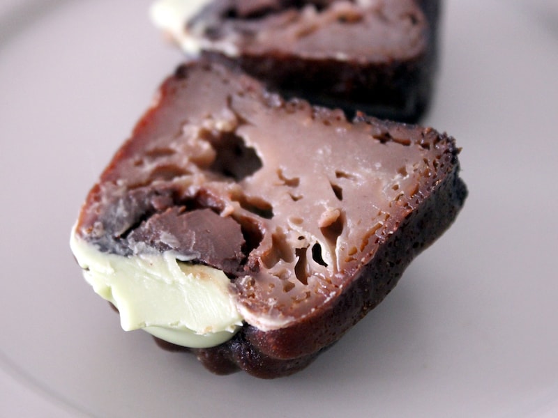 ローソン「プレミアム濃密カヌレ(ショコラ＆ピスタチオ)」