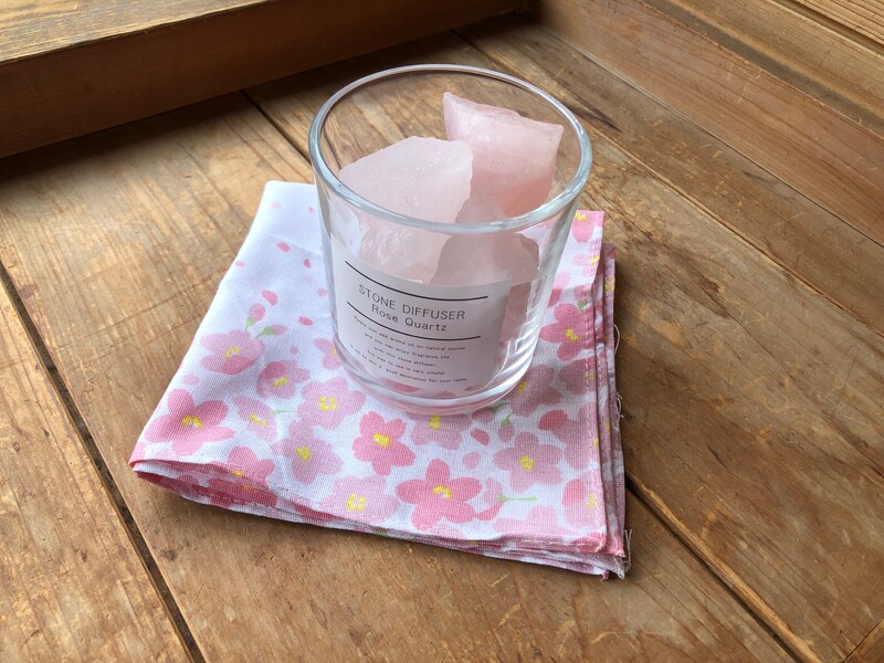 ダイソーの「ミニてぬぐい　さくら」をアロマストーン置きとして使用