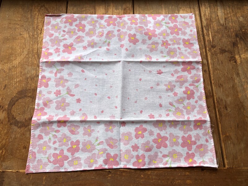 ダイソーの「ミニてぬぐい　さくら」はきれいなさくら模様