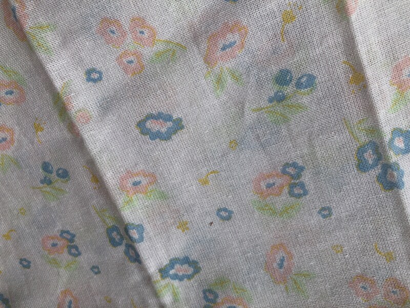 ダイソーの「てぬぐい　ビンテージフラワー」は優しい雰囲気の柄