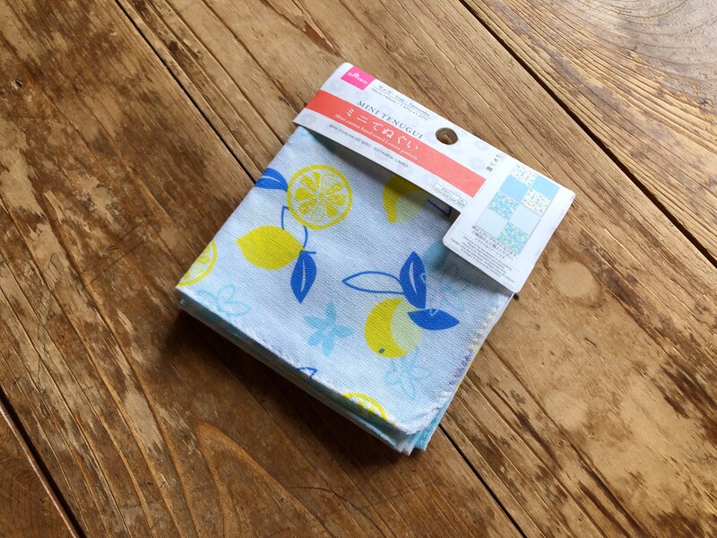 ダイソーの「ミニてぬぐい　レモン柄」