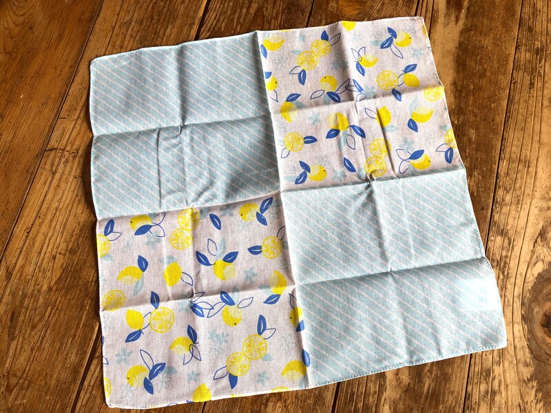 ダイソーの「ミニてぬぐい　レモン柄」は柄が4つに分かれている