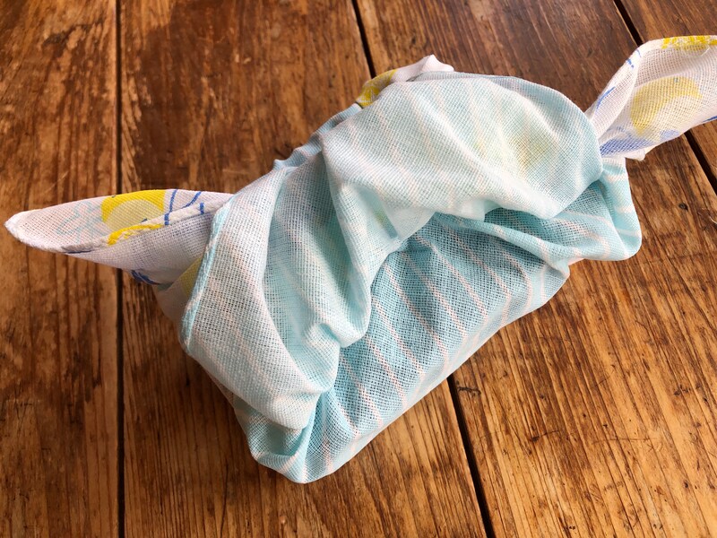 ダイソーの「ミニてぬぐい　レモン柄」でお弁当を包んでもよさそう