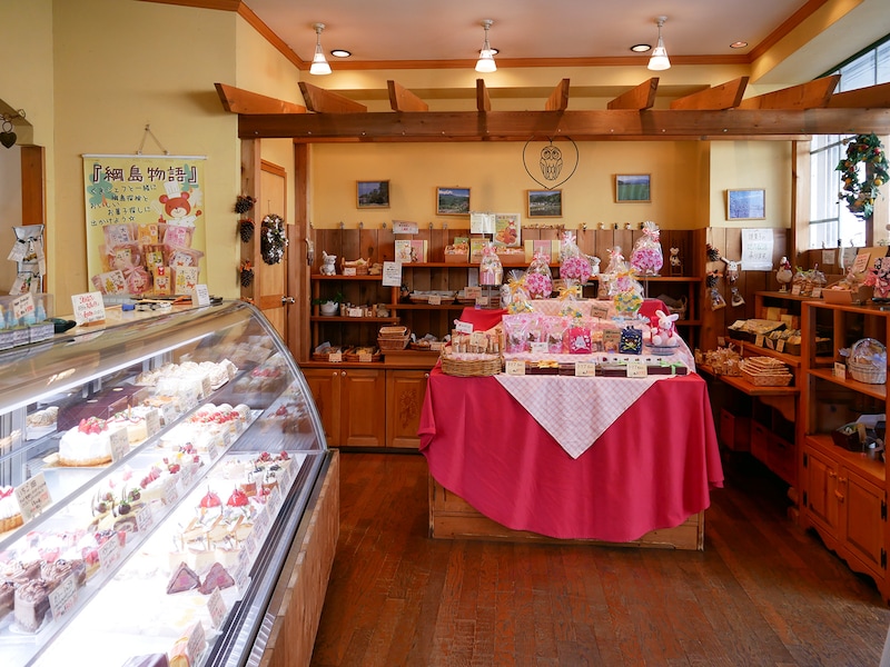 かわいらしい店内にはケーキや焼菓子がずらりと並んでいます
