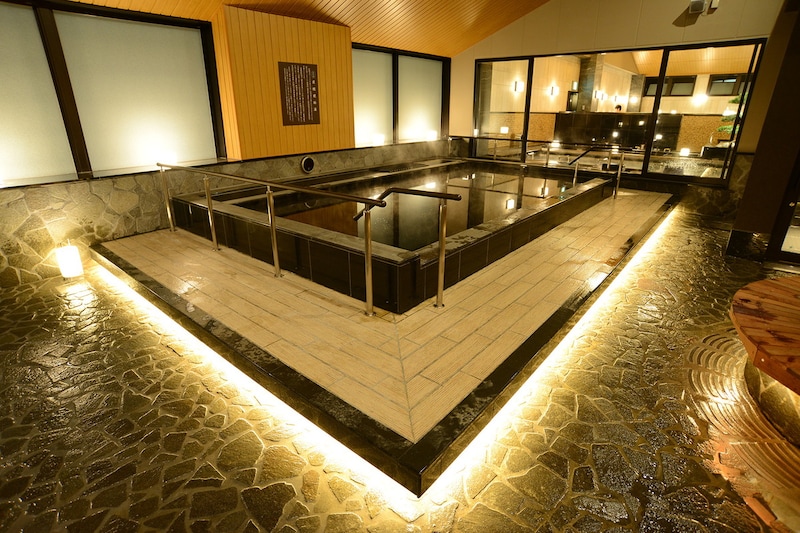 天然温泉に炭酸ガスを溶かし込んだ「炭酸琥珀湯(R)」