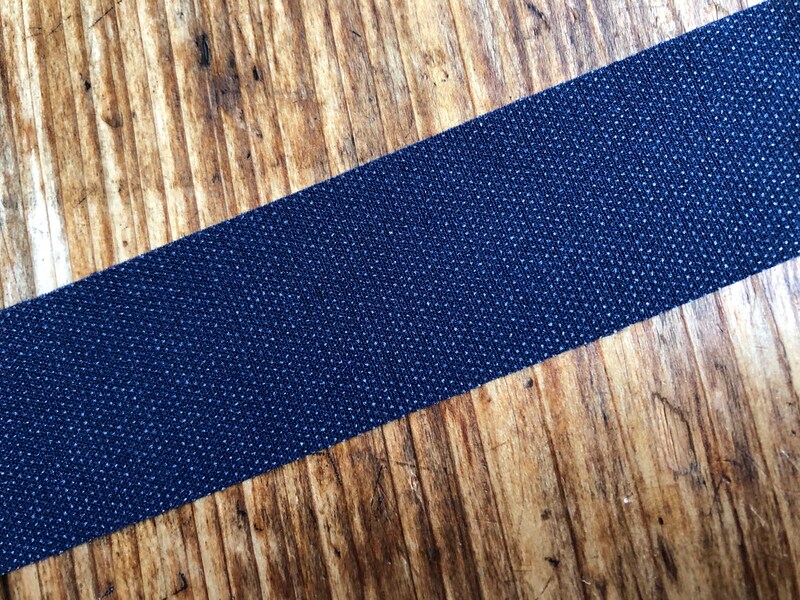 ダイソーの「すそ上げテープ　薄地～中厚地用」の接着面