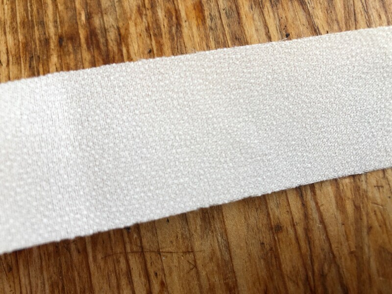 ダイソーの「すそ上げテープ　厚地タイプ」の接着面