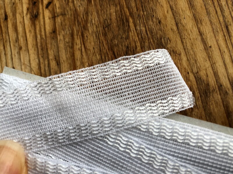 ダイソーの「静電気防止糸使用　すそ上げテープ　白」の接着面