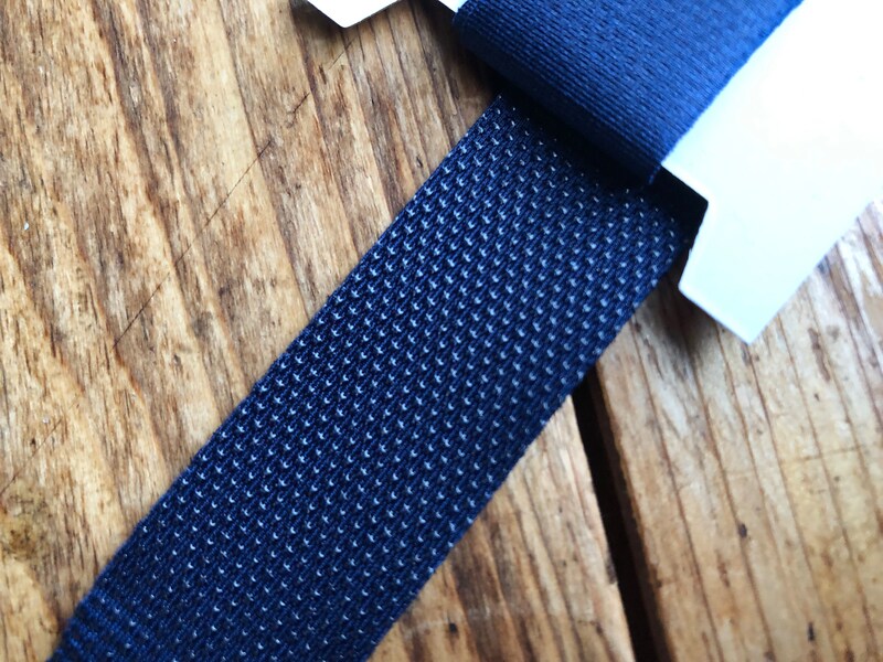 ダイソーの「すそ上げテープ　ストレッチタイプ」の接着面