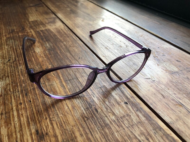 ダイソーの「ファッション用グラス　オーバル」のレンズには色はほとんどついていない