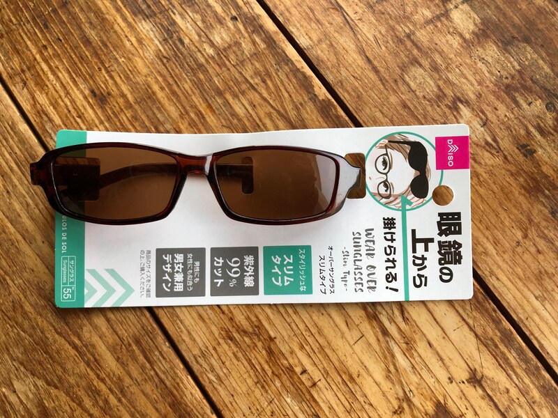 ダイソーの「オーバーサングラス　スリムタイプ」
