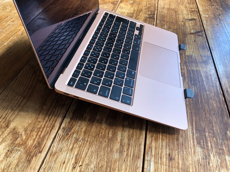 「折りたたみ式　PC・タブレットスタンド」を最も緩い角度で使用