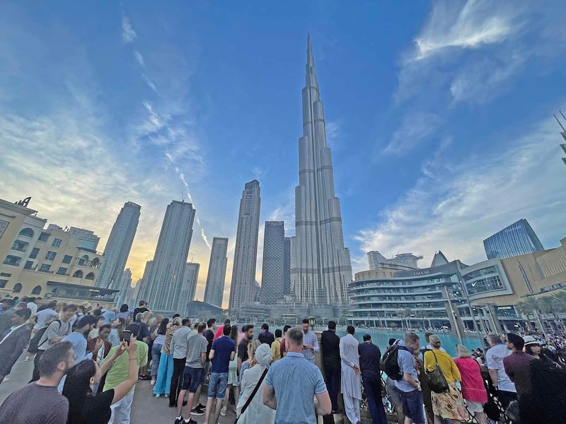 世界一高い建造物「バージュ・カリファ」とドバイモールに集まる観光客