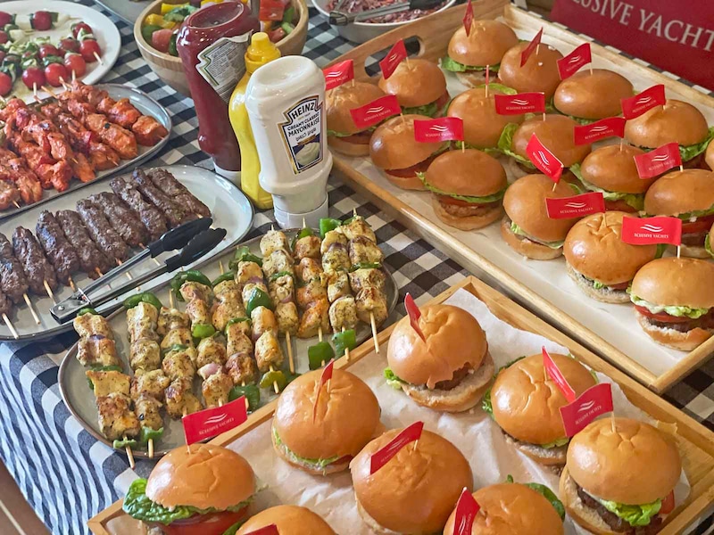 ヨットクルーズの昼食