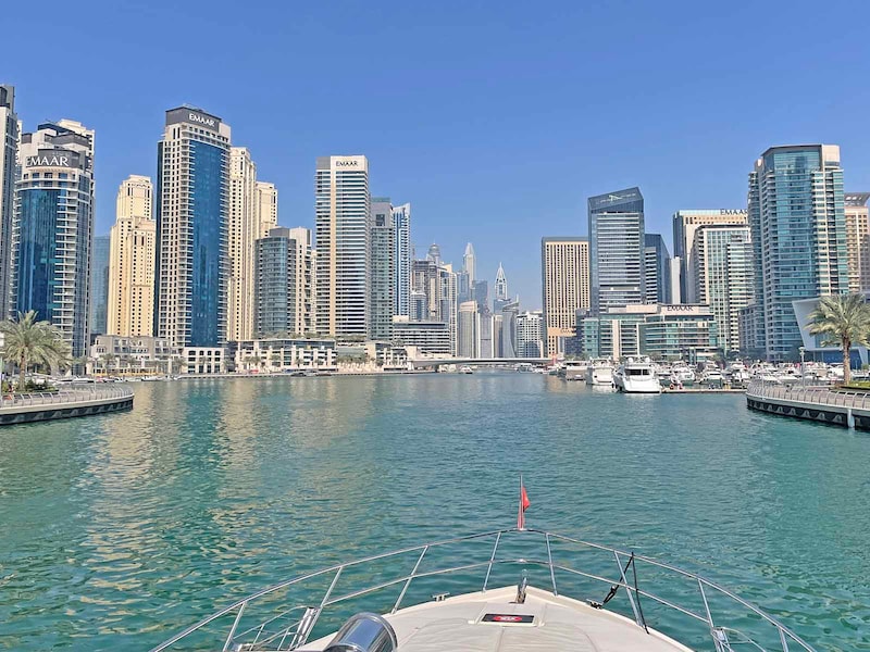 ヨットクルーズで見える発展中のドバイの街並み