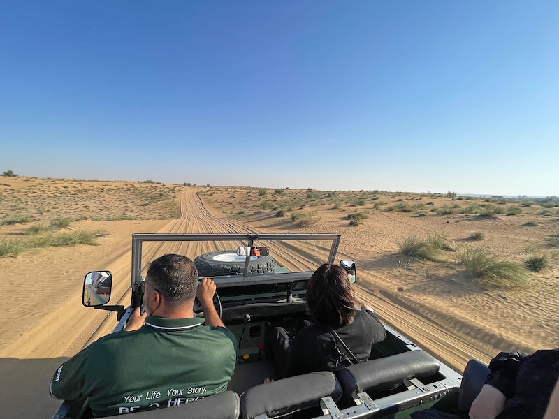 ドバイの砂漠ドライブ