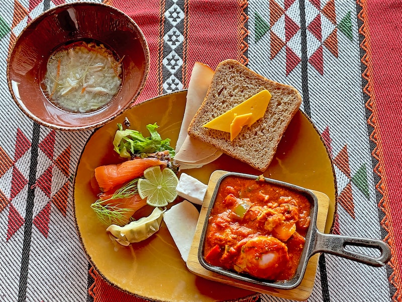 ドバイの砂漠キャンプでの朝食