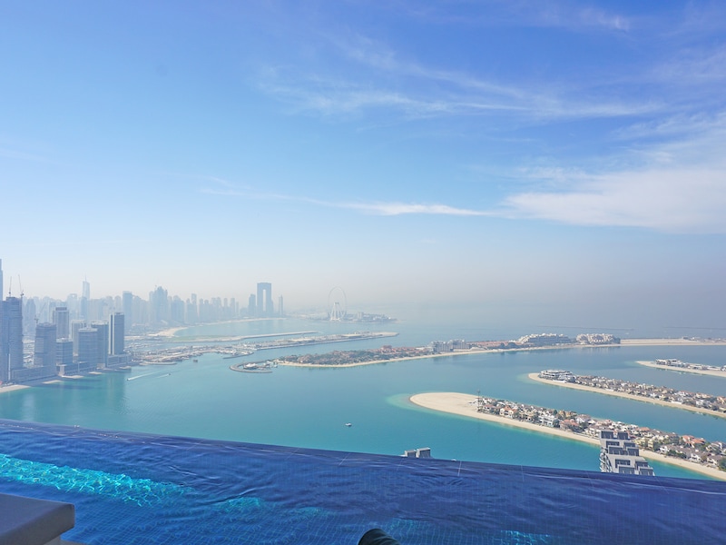 ドバイ「オーラ・スカイプール」