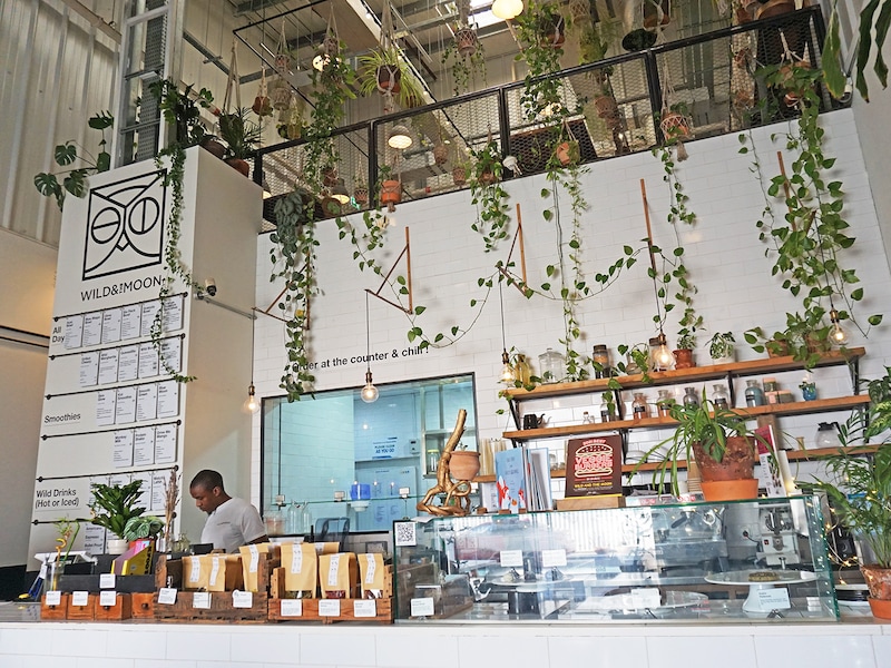 アルサカール・アベニューのカフェ 「Wild & The Moon」