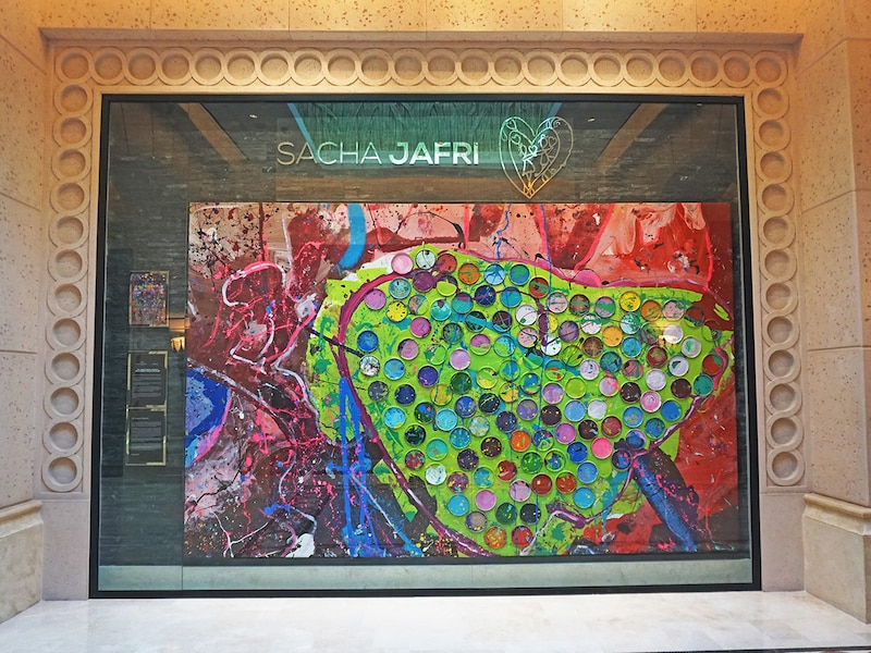 アトランティス・ザ・パーム内に飾られているサシャ・ジャフリ氏の作品