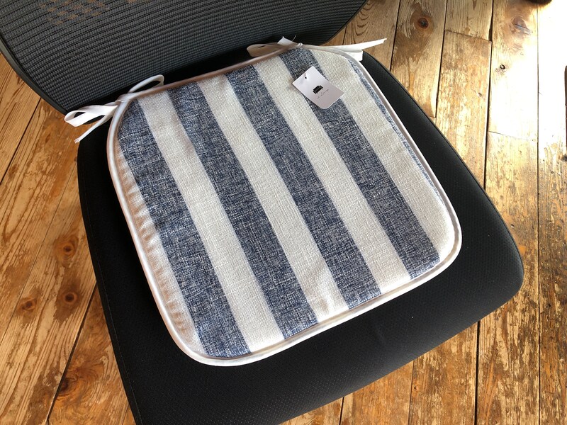 セリアの「シートクッションガーゼ風　ストライプ」は椅子に合わせやすいサイズ