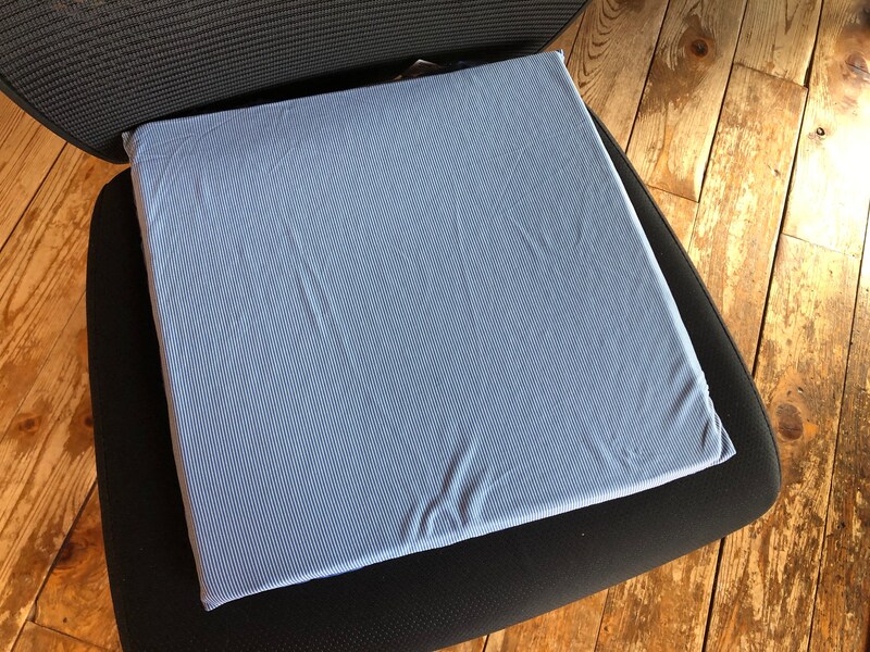 セリアの「冷感シートクッション」はお尻をしっかりカバーできるサイズ